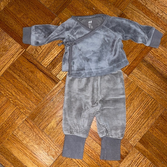 H&M newborn two piece kimono Velour matching set. Gray top gray stripe pant - Picture 2 of 8